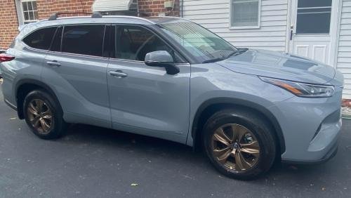 Photo of a 2022-2024 Toyota Highlander in Cement (paint color code 1H5)