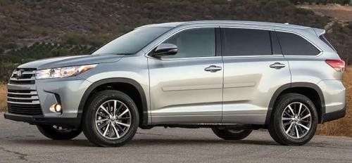 Photo of a 2020-2024 Toyota Highlander in Celestial Silver Metallic (paint color code 1J9)
