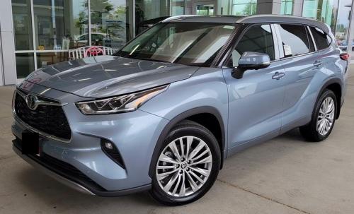 Photo of a 2020-2024 Toyota Highlander in Moon Dust (paint color code 1K5)