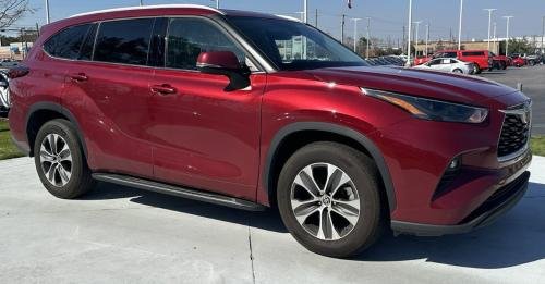 Photo of a 2020-2024 Toyota Highlander in Ruby Flare Pearl (paint color code 3T3)