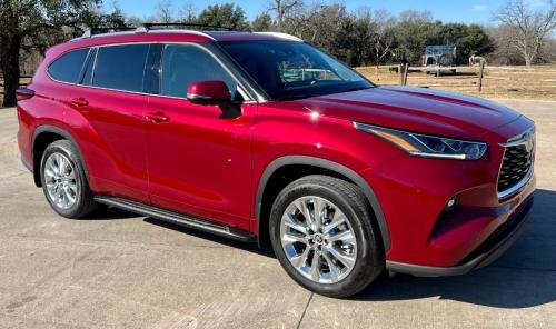 Photo of a 2020-2024 Toyota Highlander in Ruby Flare Pearl (paint color code 3T3)