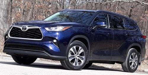 Photo of a 2024 Toyota Highlander in Blueprint (paint color code 8X8)