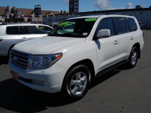 Photo of a 2010 Toyota Land Cruiser in Super White (paint color code 040)