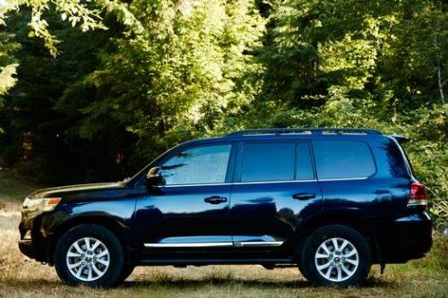 Photo of a 2016-2020 Toyota Land Cruiser in Blue Onyx Pearl (paint color code 8P8)