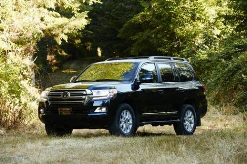 Photo of a 2016-2020 Toyota Land Cruiser in Blue Onyx Pearl (paint color code 8P8)