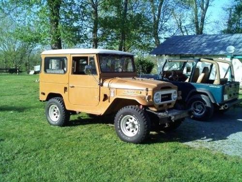Photo of a 1971-1975 Toyota Land Cruiser in Pollux Orange (paint color code 304)
