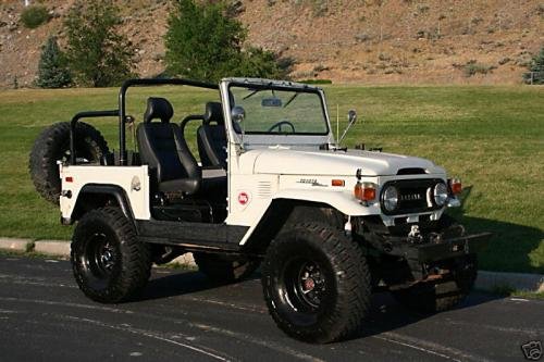 Photo of a 1971-1975 Toyota Land Cruiser in Cygnus White (paint color code T12)
