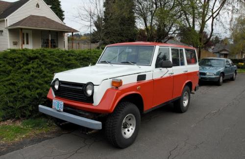 Photo of a 1971-1975 Toyota Land Cruiser in Cygnus White on Freeborn Red (paint color code 265)