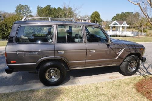 Photo of a 1988-1990 Toyota Land Cruiser in Gray Metallic (paint color code 27G)