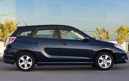 Photo of a 2003-2008 Toyota Matrix in Indigo Ink Pearl (paint color code 8P4)