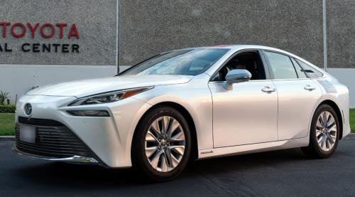 Photo of a 2021-2024 Toyota Mirai in Oxygen White (paint color code 090