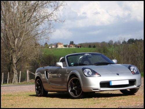 Photo of a 2002 Toyota MR2 in Liquid Silver Metallic (paint color code 1D0)