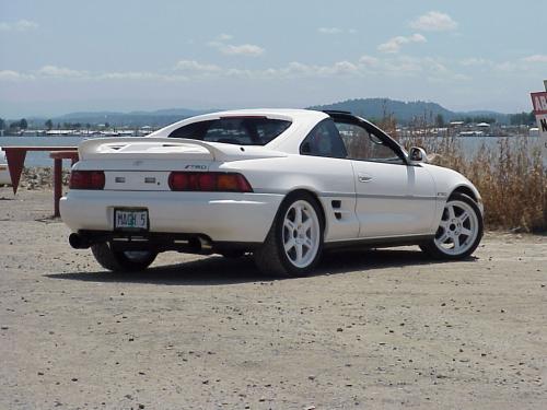 Photo of a 1993-1995 Toyota MR2 in Super White (paint color code 040)