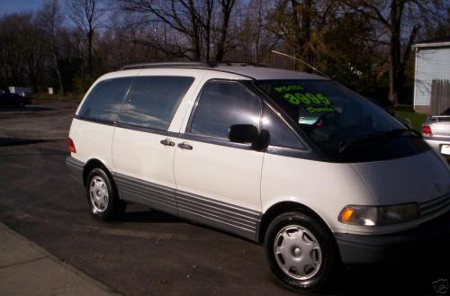 Photo of a 1991-1993 Toyota Previa in Opal White Pearl (paint color code 046)