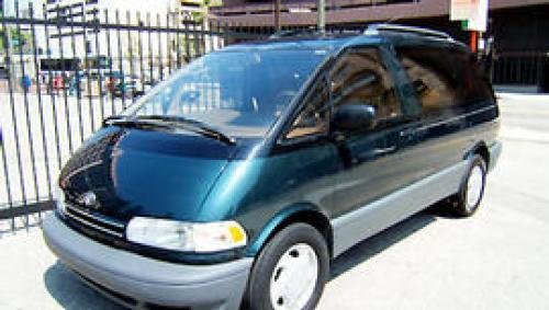 Photo of a 1995 Toyota Previa in Evergreen Pearl (paint color code 751