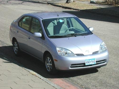 Photo of a 2002 Toyota Prius in Blue Moon Pearl (paint color code 8P5