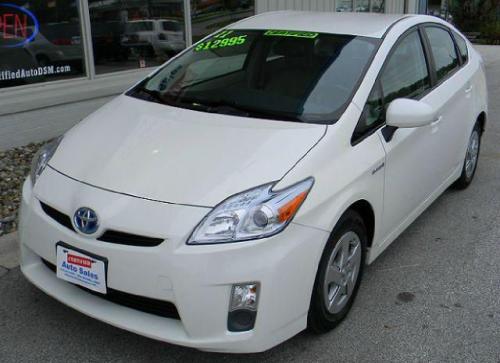 Photo of a 2015 Toyota Prius in Super White (paint color code 040)