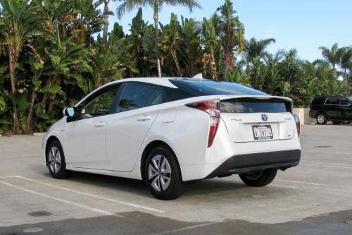 Photo of a 2017 Toyota Prius in Super White (AKA White) (paint color code 040)