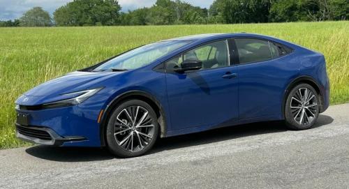 Photo of a 2023-2025 Toyota Prius in Reservoir Blue (paint color code 8Q4)