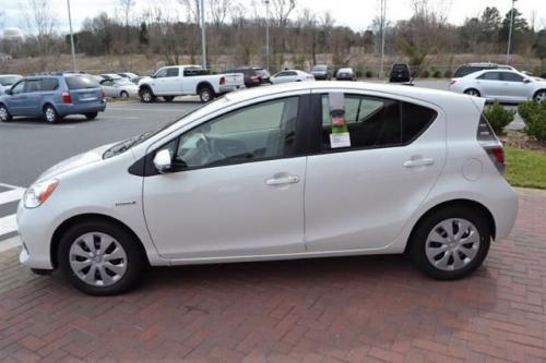 Photo of a 2016 Toyota Prius c in Super White (paint color code 040)