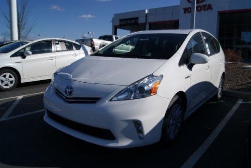 Photo of a 2016 Toyota Prius v in Super White (paint color code 040)