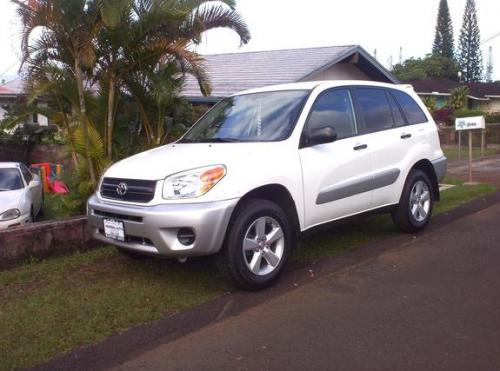 Photo of a 2004-2005 Toyota RAV4 in Super White (paint color code 040)