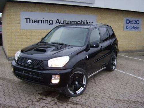 Photo of a 2001-2005 Toyota RAV4 in Black (paint color code 202