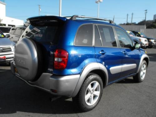 Photo of a 2001-2005 Toyota RAV4 in Spectra Blue Mica (paint color code 8M6