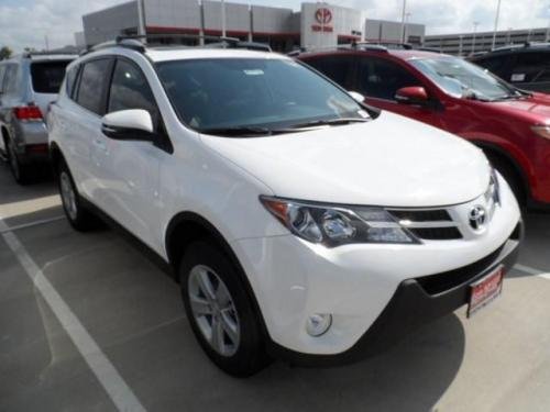 Photo of a 2013-2018 Toyota RAV4 in Super White S-Code(040s:040|1F7) (paint color code 040)