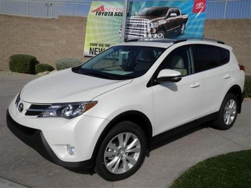 Photo of a 2013-2018 Toyota RAV4 in Blizzard Pearl (paint color code 070)