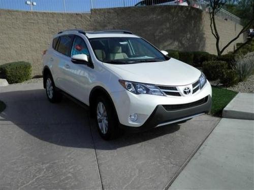 Photo of a 2013-2018 Toyota RAV4 in Blizzard Pearl (paint color code 070)