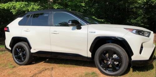 Photo of a 2019-2022 Toyota RAV4 in Blizzard Pearl (paint color code 2QJ)
