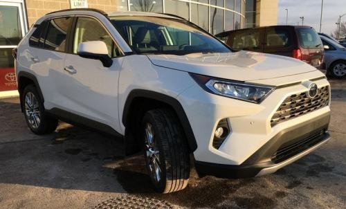 Photo of a 2019-2022 Toyota RAV4 in Blizzard Pearl (paint color code 2QJ)