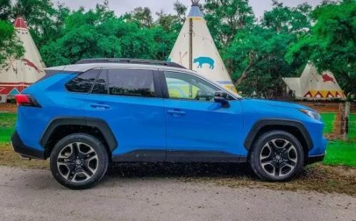 Photo of a 2019-2021 Toyota RAV4 in Ice Edge on Blue Flame (paint color code 2QV)