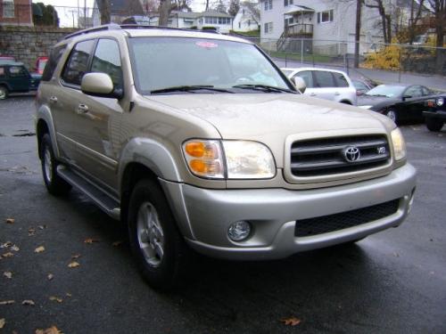 Photo of a 2001-2004 Toyota Sequoia in Desert Sand Mica on Warm Silver (paint color code 4Q2A)