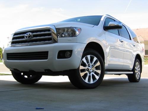 Photo of a 2021 Toyota Sequoia in Super White (paint color code 040)