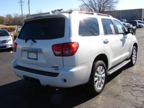 Photo of a 2010-2021 Toyota Sequoia in Blizzard Pearl (paint color code 070)