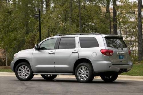Photo of a 2008-2019 Toyota Sequoia in Silver Sky Metallic (paint color code 1D6)