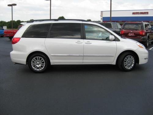 Photo of a 2009-2010 Toyota Sienna in Blizzard Pearl (paint color code 070)