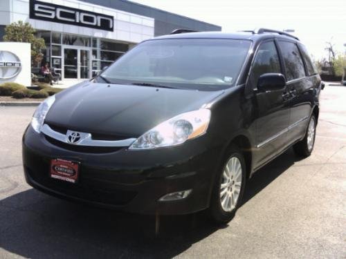 Photo of a 2008-2010 Toyota Sienna in Black (paint color code 202