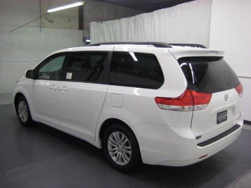 Photo of a 2017 Toyota Sienna in Super White (paint color code 040)