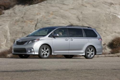 Photo of a 2011-2018 Toyota Sienna in Silver Sky Metallic (paint color code 1D6)