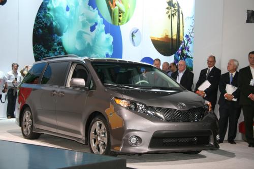 Photo of a 2016 Toyota Sienna in Predawn Gray Mica (paint color code 1H1)