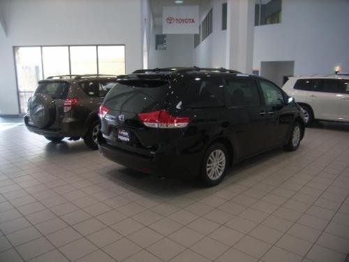 Photo of a 2011-2014 Toyota Sienna in Black (paint color code 202