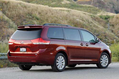 Photo Image Gallery & Touchup Paint: Toyota Sienna in Salsa Red Pearl (3Q3)