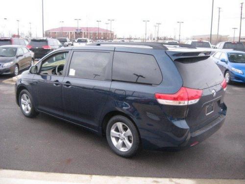 Photo of a 2011-2012 Toyota Sienna in South Pacific Pearl (paint color code 785)