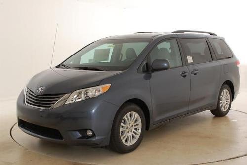 Photo of a 2013-2017 Toyota Sienna in Shoreline Blue Pearl (paint color code 8V5)