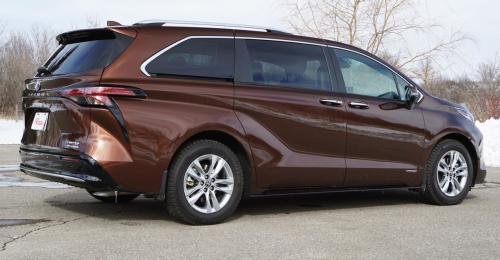 Photo of a 2021-2024 Toyota Sienna in Sunset Bronze Mica (paint color code 4U3)