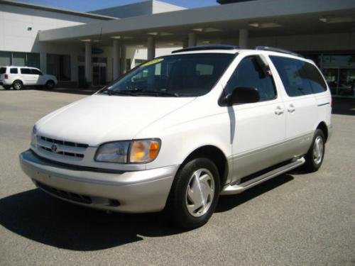 Photo of a 2003 Toyota Sienna in Super White (paint color code 040)