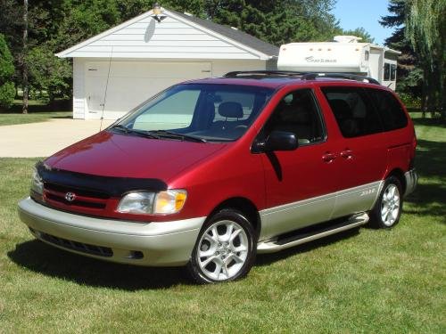 Photo of a 2000 Toyota Sienna in Sunfire Red Pearl (paint color code 3K4)